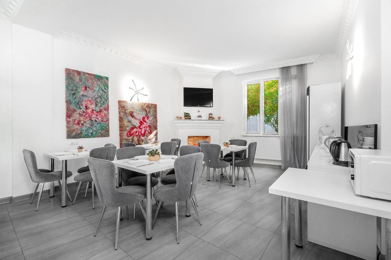 Отель White House 3*