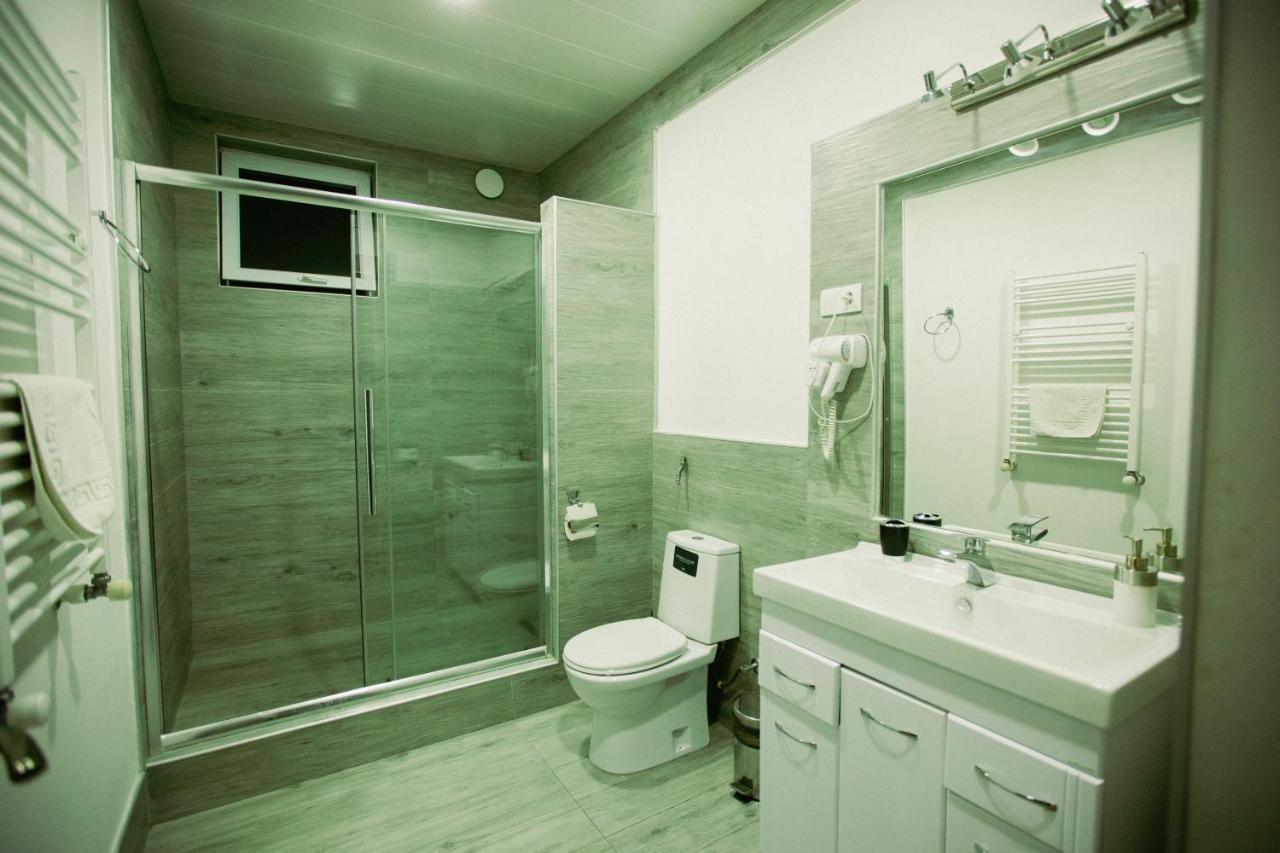 White House 3*